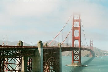 Golden Gate Bridge v mlze
