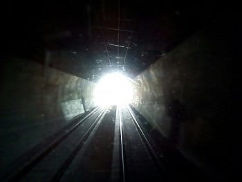Pohled strojvedoucího v tunelu