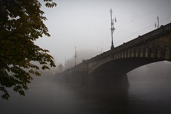 Most v ranní mlze