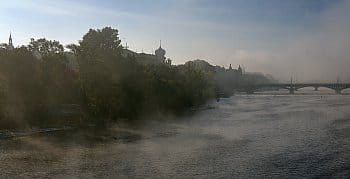 Mlhavé ráno na Vltavě