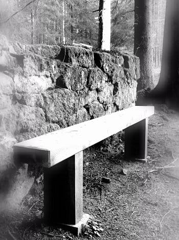 Osamělá lavička v lese