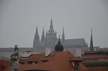 pražský hrad v mlze