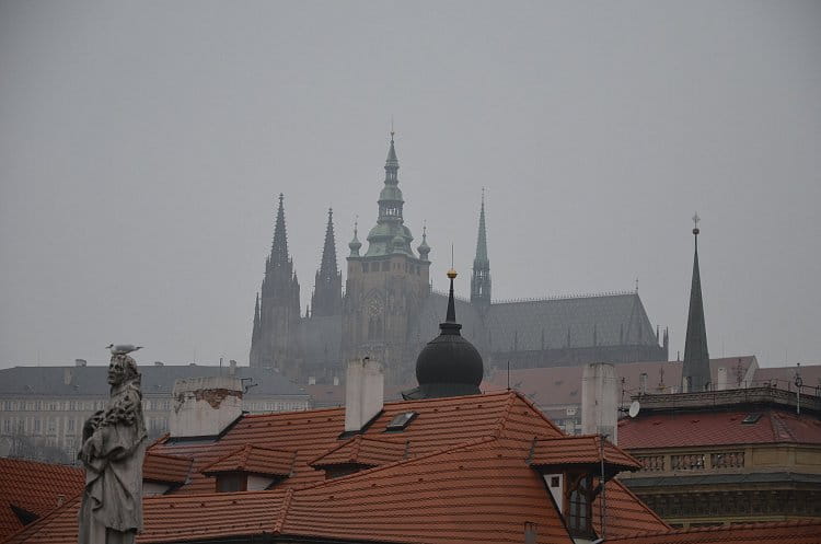 pražský hrad v mlze