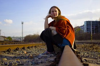 Dívka myslící nad děním okolo ní