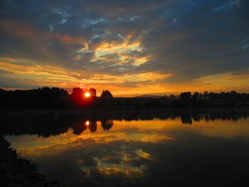 Západ slunce nad rybníkem