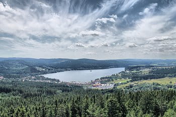 Lipno nad korunami stromů