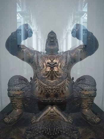 Nasranej Buddha co chce rozbít to sklo mezi tebou a jím