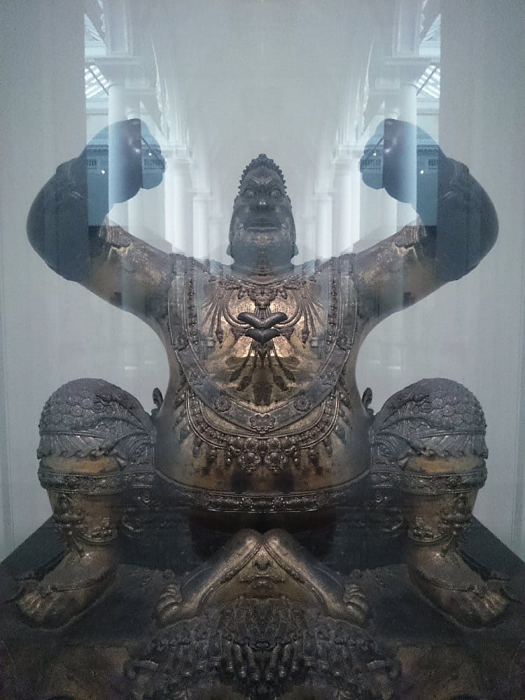 Nasranej Buddha co chce rozbít to sklo mezi tebou a jím