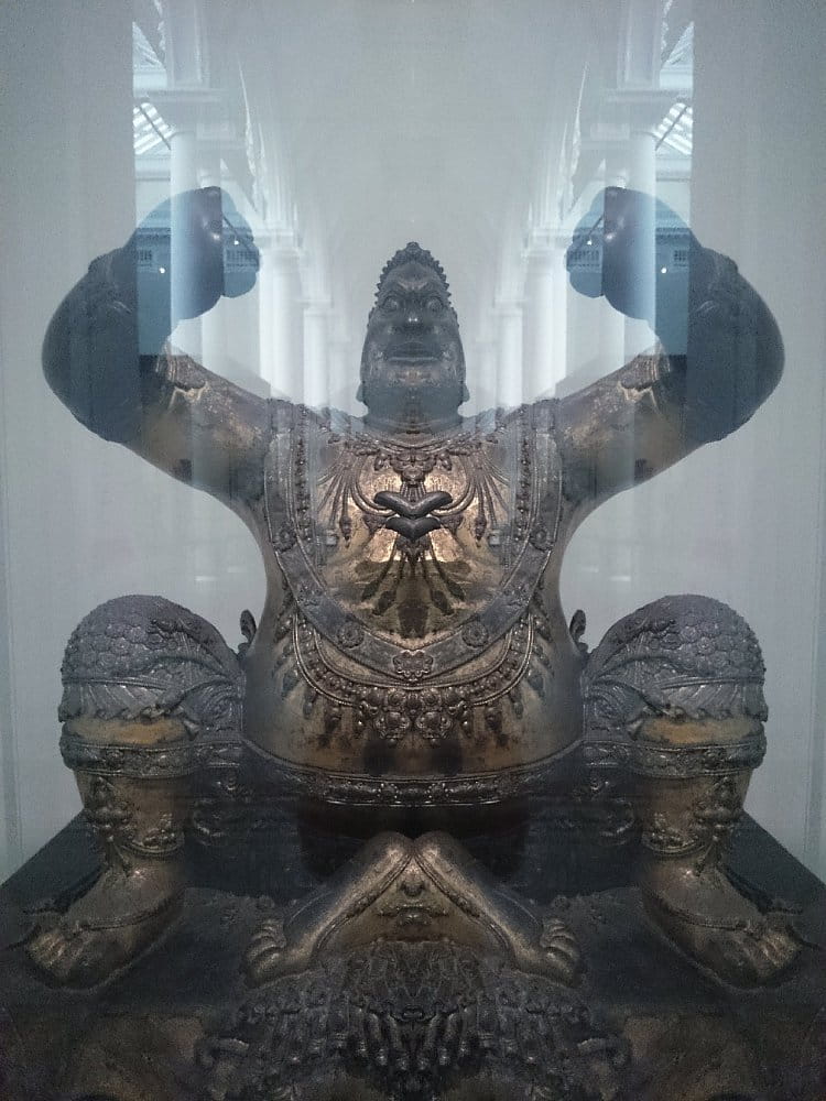 Nasranej Buddha co chce rozbít to sklo mezi tebou a jím