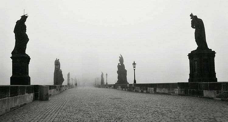 Mlhavé ráno na Karlově mostě v Praze