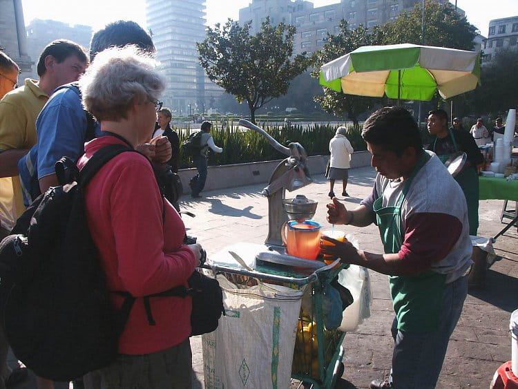 Mexický prodavač pomerančové šťávy