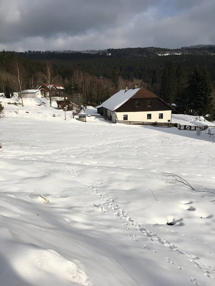 Chaty v zasněžené krajině