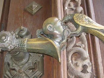 Detail kliky na zámeckých dveřích Hluboká