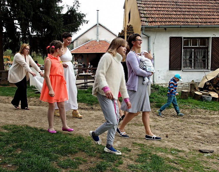 Až se svatební průvod jednou vydá cestou z našich vrat  moje sousedky co z oken hledí prasknou vzteky snad  a závistí hned zblednou, na to ráda jed chci brát až se svatební průvod vydá z rána cestou z našich vrat.