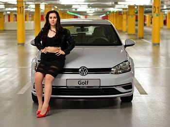 Beáta a její nový VW Golf před dlouhou cestou (2)