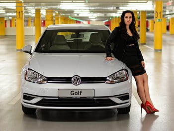 Beáta a její nový VW Golf před dlouhou cestou (1)