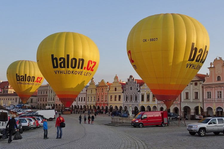 Tři žluté balóny na startu své cesty