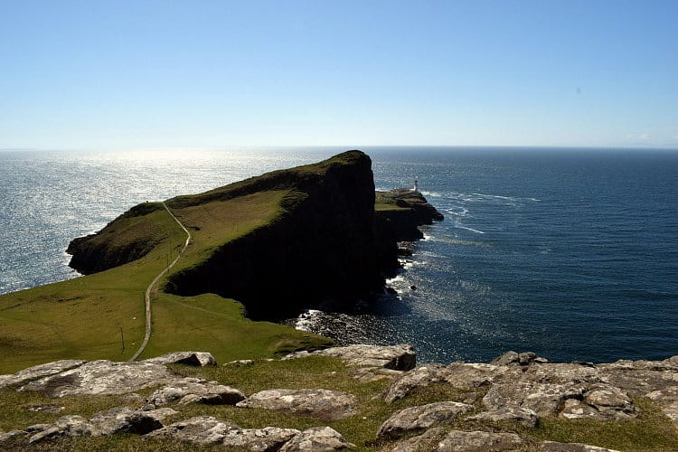 Sluncem zalitý Neist Point