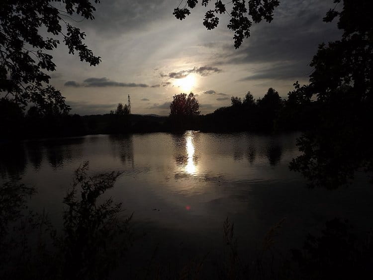 Slunce nad rybníkem