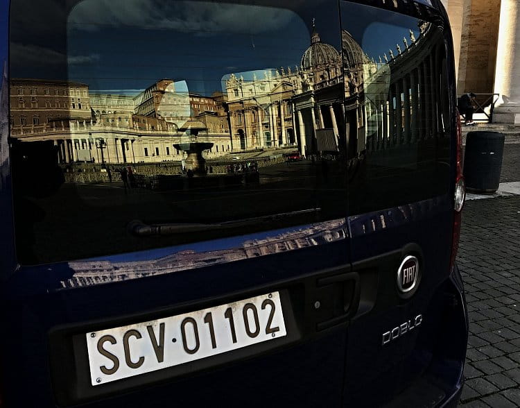 Vatikán v autě