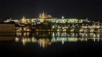 Výhled na večerní Pražský hrad
