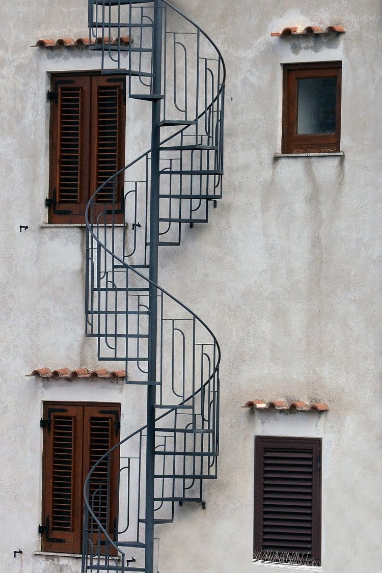 schody mezi okny