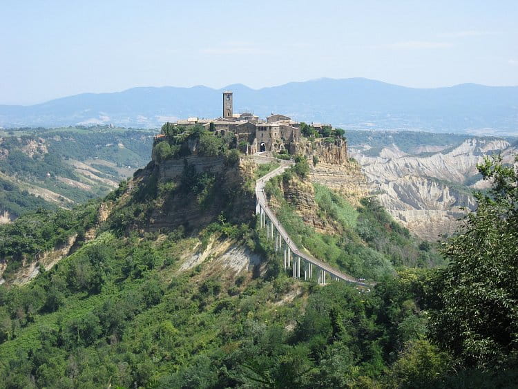 8 - osamocené staré město Bagnoregio, Itálie