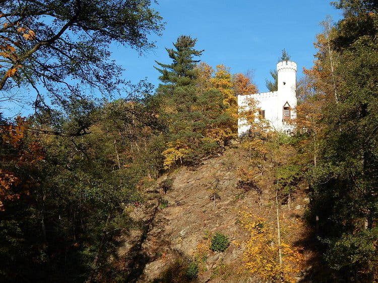 malý hrad a vysoká skála