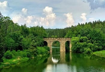 Železniční viadukt.