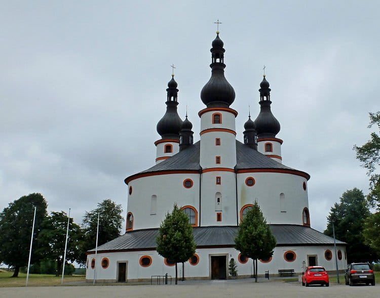 KOUSEK ZA HRANICEMI