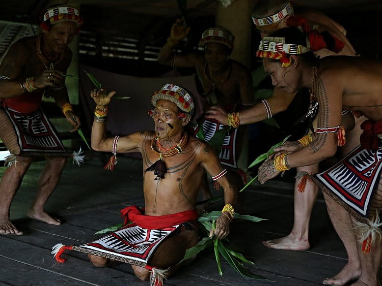 Šamanský ptačí tanec (ostrov Siberut)