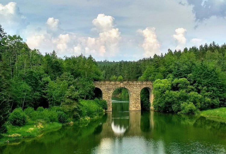 Železniční viadukt.