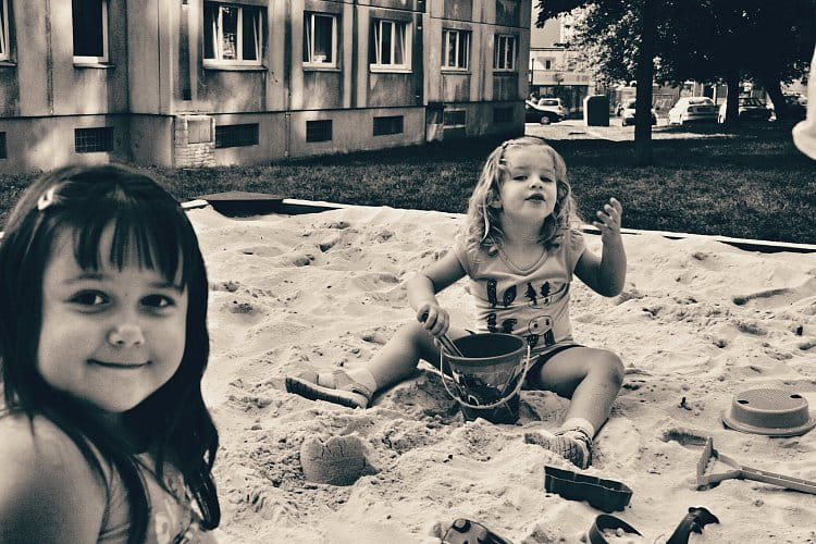 Dcerunka s kamarádkou na písku