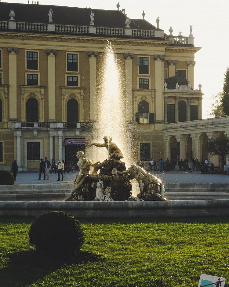 Fontána v zahradě na zámku Schönbrunn ve Vídni