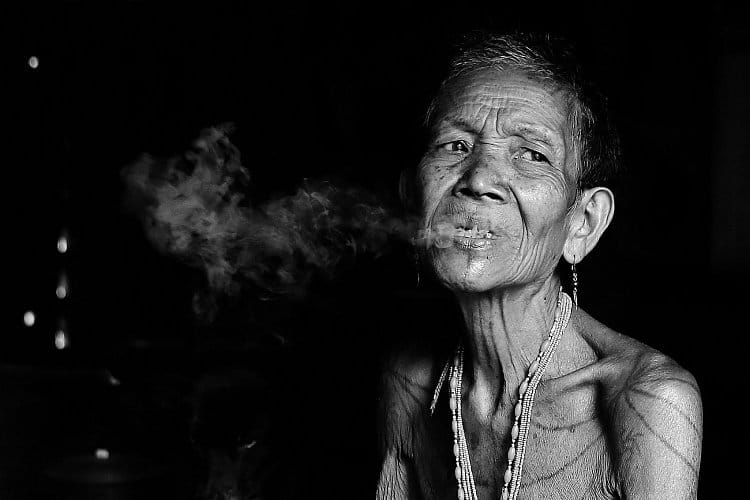 Stará mama z kmene Mentawai