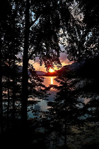 Západ slunce na jezeře