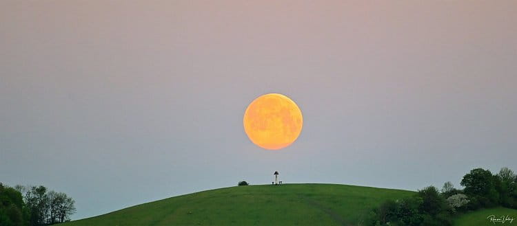 Západ úplňku nad Fojtovými vrchy