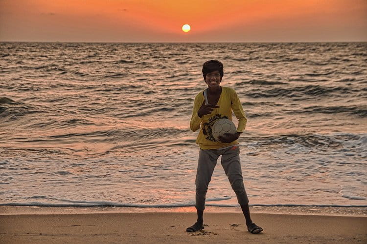 Vášnivý fotbalista na pláži na jihu Indie