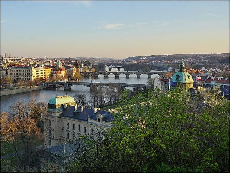 Pražské mosty na jaře