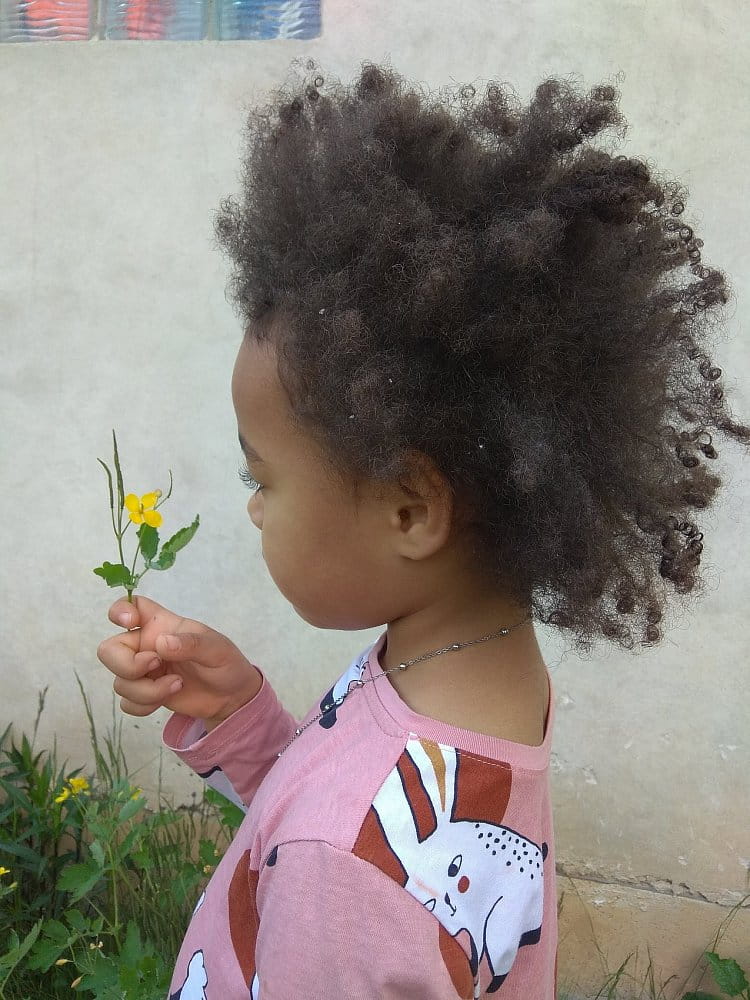 Dívenka s květinou
