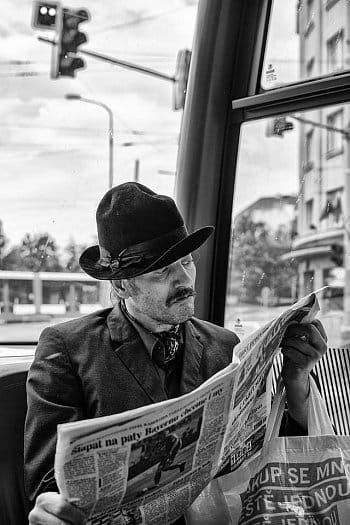 Muž v tramvaji...