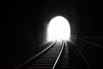 Všichni doufáme ve světlo na konci tunelu
