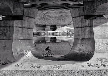 Cyklista pod mostem