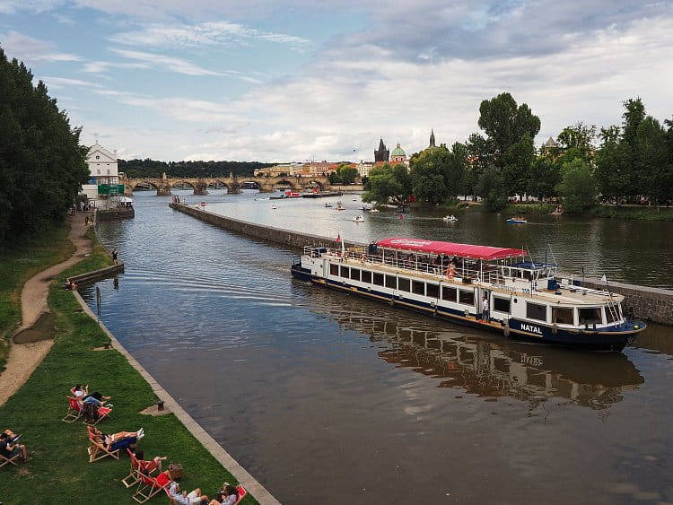 Po Vltavě nebo cestičkou po nábřeží?