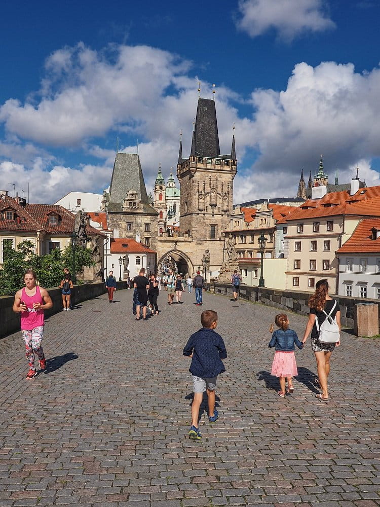 Cestou přes Karlův most