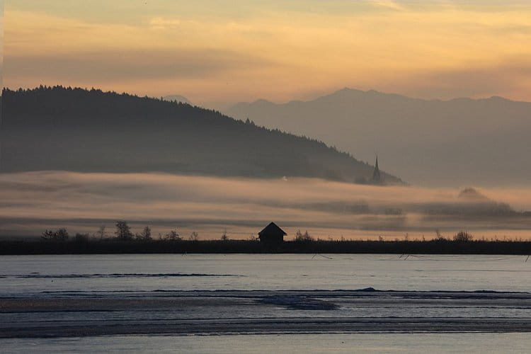 zamrzlé jezero při svítání