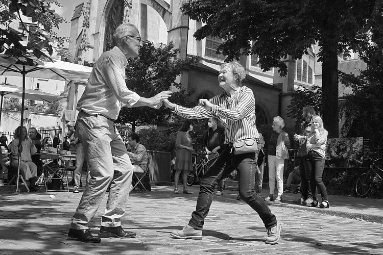 Moji přátelé tanečníci z pařížského náměstí 1