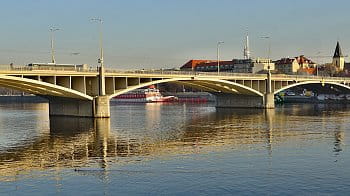 Chodec na mostě s pohledem na pražskou Štvanici