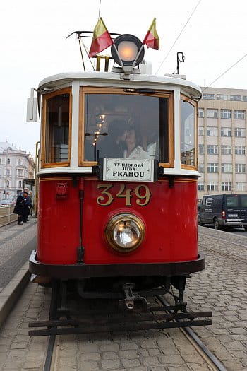 Parkovací zóny v Praze nevadí, na svatbu se dá jet tramvají