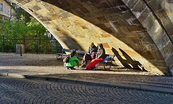 Laskavé ranní paprsky pod Karlovým mostem
